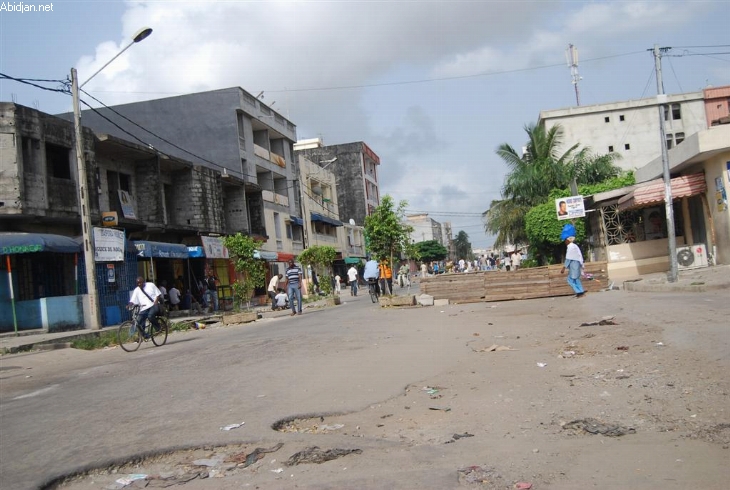 Des habitants d`Abidjan fuient la terreur et le chaos (Reportage)